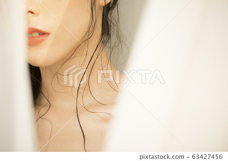 Light contrast and female expression 63427456