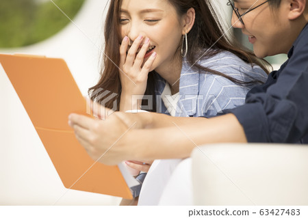 女企業家和商人在戶外開會 女企業家和商人在戶外開會 63427483