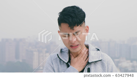 man cough and sore throat 63427948
