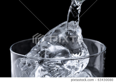 在岩石上 63430080