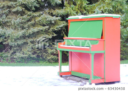 Midwinter piano Midwinter piano 63430438