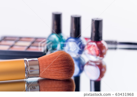 [Cosmetics manicure eyeshadow] 63431968