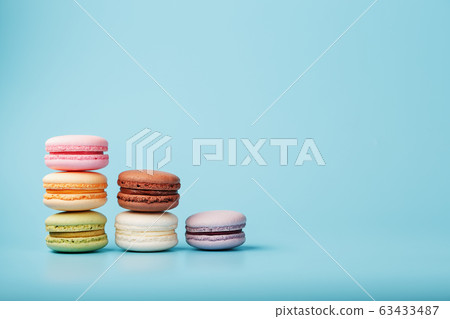 Macaroni cookies of different colors are arranged 63433487