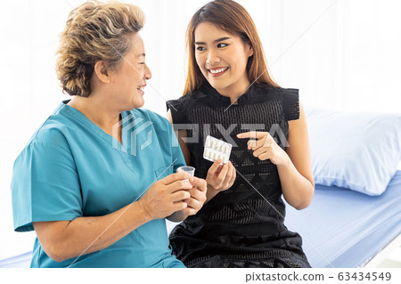 caregiver prepare pill caregiver prepare pill 63434549