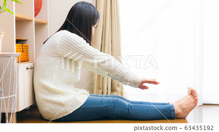 16: 9 stretching woman 63435192