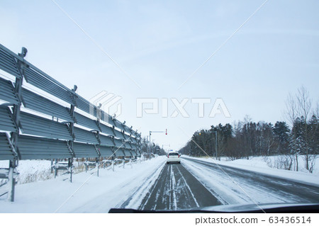 在白雪皚皚的道路上行駛(北海道) 在白雪皚皚的道路上行駛(北海道) 63436514