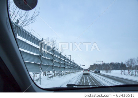 在白雪皚皚的道路上行駛(北海道) 在白雪皚皚的道路上行駛(北海道) 63436515