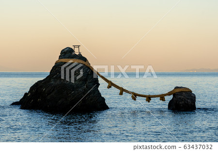 Couple rock and full moon Couple rock and full moon 63437032