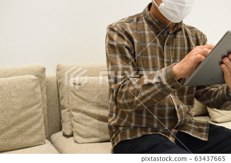 Men who operate tablets 63437665