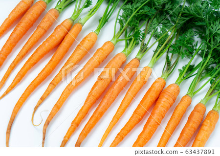 Mini carrot with leaves Mini carrot with leaves 63437891