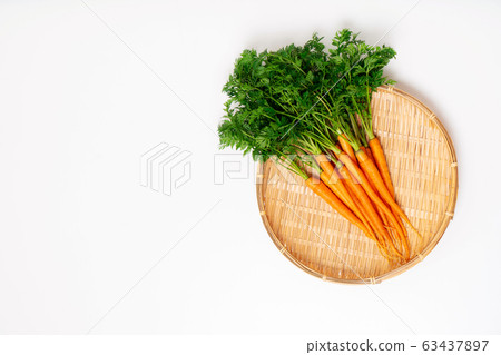Mini carrot with leaves Mini carrot with leaves 63437897