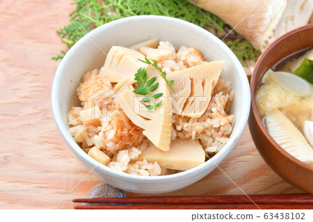 Bamboo shoot rice, bamboo shoot rice, bamboo shoot rice. Rice cooked using boiled domestic bamboo shoots. 63438102
