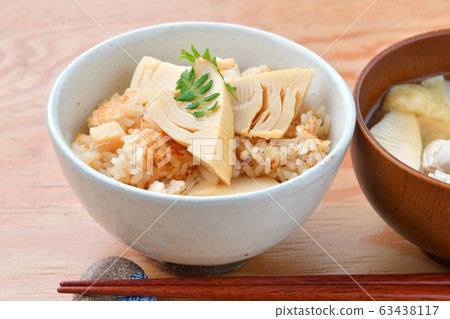 竹筍飯，竹筍飯，竹筍飯。用煮熟的國產筍煮熟的米飯。 63438117
