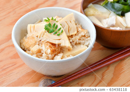 竹筍飯,竹筍飯,竹筍飯。用煮熟的國產筍煮熟的米飯。 竹筍飯,竹筍飯,竹筍飯。用煮熟的國產筍煮熟的米飯。 63438118