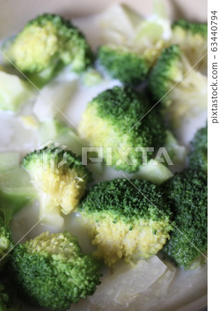 綠花椰菜高麗菜牛奶湯 綠花椰菜高麗菜牛奶湯 63440794