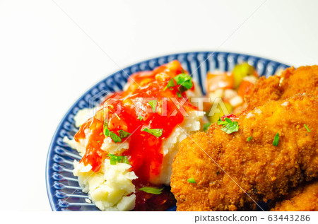 Spicy chilli chicken fillets served with mashed Spicy chilli chicken fillets served with mashed 63443286