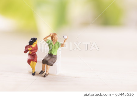 婦女用智能手機拍照 63443530