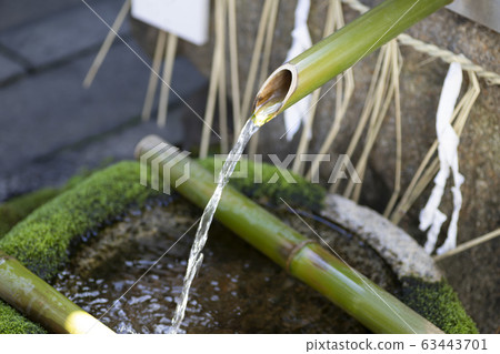 水從鹿稻草人中流出 63443701