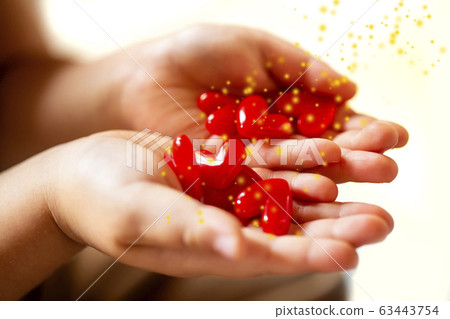 有許多紅色心臟和拷貝空間的孩子的手 有許多紅色心臟和拷貝空間的孩子的手 63443754