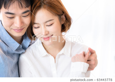 Men and women lifestyle expressions 63443778