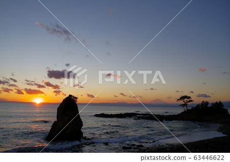 黃昏時從秋穀立石海灘眺望富士山（神奈川縣橫須賀市） 63446622
