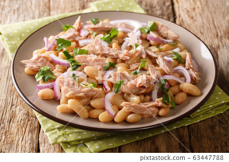 Light tuna salad with white beans and onions 63447788