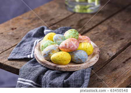 Easter background with tulips and eggs 63450548