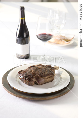 白色桌子上的美味的食物 63451055