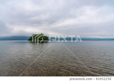 水面上的一個小島 63452250