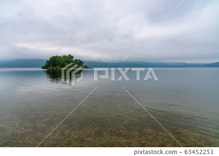 水面上的一個小島 63452251