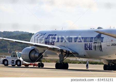 Jumbo aircraft before operation Jumbo aircraft before operation 63453231