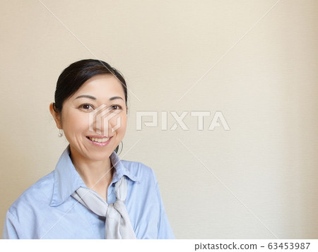 A smiling middle woman 63453987