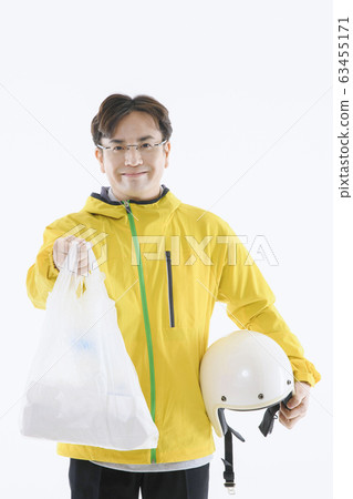 Portrait of young woman and man, part timer and owner 068 63455171