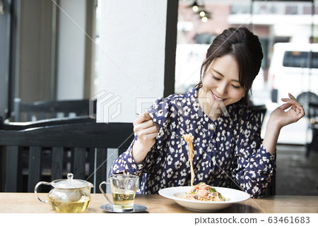 午餐的年輕女子麵食 63461683