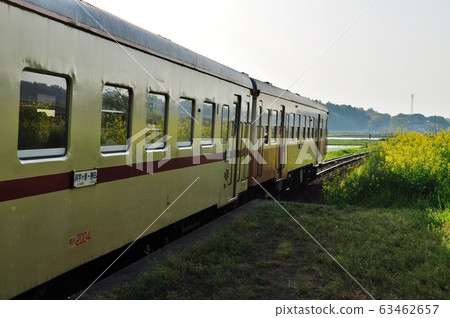 Regular train departing from Nakanaka Station on the Hitachinaka Kaihin Railway Minato Line (Type Kiha2000) 63462657