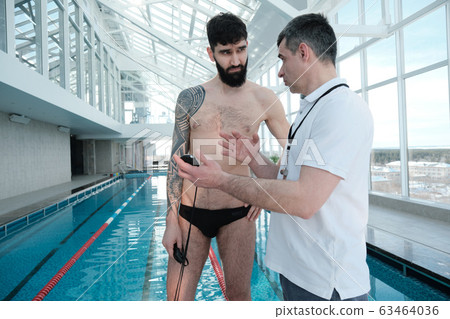 Explaining mistakes to swimmer Explaining mistakes to swimmer 63464036