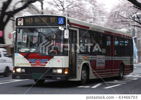 穿過中野街的關東巴士(東京西野區) 穿過中野街的關東巴士(東京西野區) 63466703