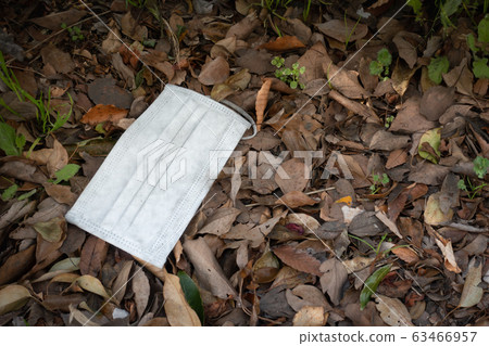 在戶外被遺棄的面具的照片 63466957