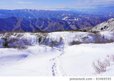 痕跡延伸到山。 痕跡延伸到山。 63469595