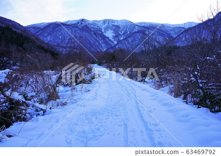 通往山的山路 63469792