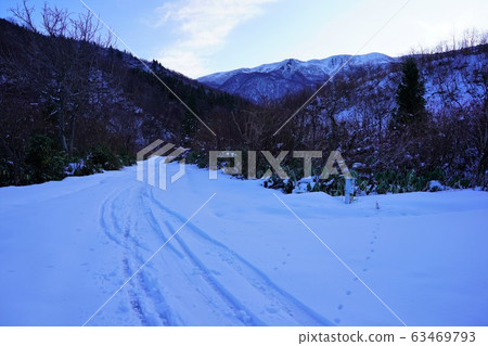 通往山的山路 通往山的山路 63469793