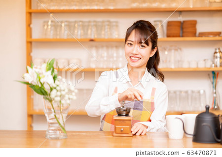 A woman in an apron 63470871