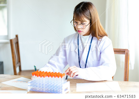 醫學實驗室實驗女科學家 醫學實驗室實驗女科學家 63471583