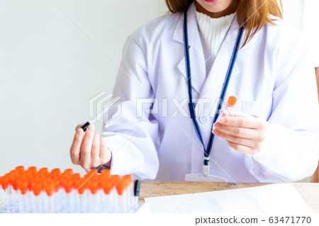 醫學實驗室實驗女科學家 63471770