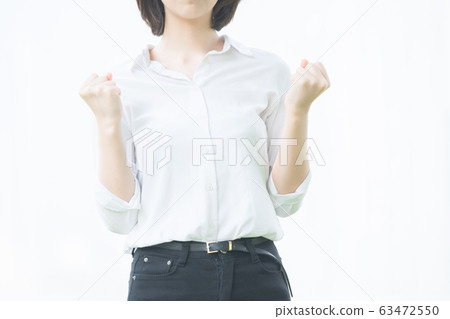 A young woman who plays guts pose 63472550