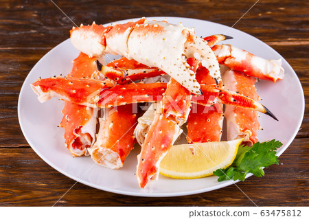 Crab claws boiled, served with a slice of lemon 63475812