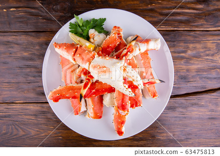 Crab Far Eastern, served to beer with lemon and greens Crab Far Eastern, served to beer with lemon and greens 63475813