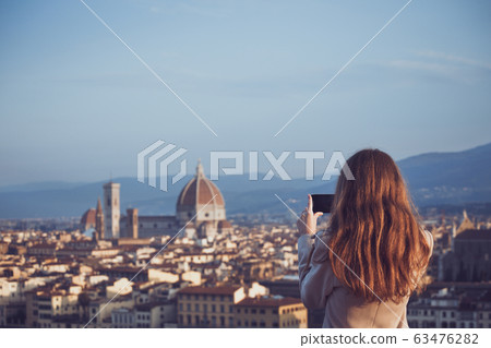 girl making a photo shoot of Florence with the 63476282