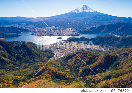 Aerial view of Lake Kawaguchiko and Mount Fuji in autumn leaves Aerial view of Lake Kawaguchiko and Mount Fuji in autumn leaves 63476870