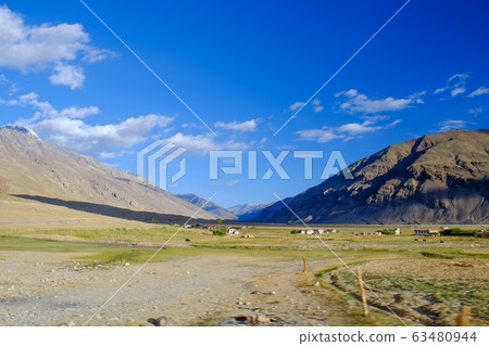 從印度拉達克地區乘摩托車旅行到陸地上的孤島Zanskar時的風景。 63480944